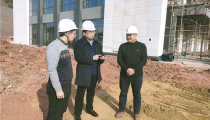 遂寧興業(yè)集團(tuán)黨委副書(shū)記、監(jiān)事會(huì)主席、工會(huì)主席石鎮(zhèn)槐深入遂寧市興學(xué)商務(wù)中心項(xiàng)目、公共衛(wèi)生臨床醫(yī)療中心一期項(xiàng)目進(jìn)行實(shí)地巡查